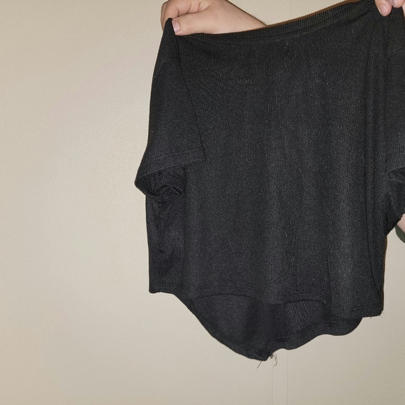 V cropped heart t shirt. - Picture 3 of 3